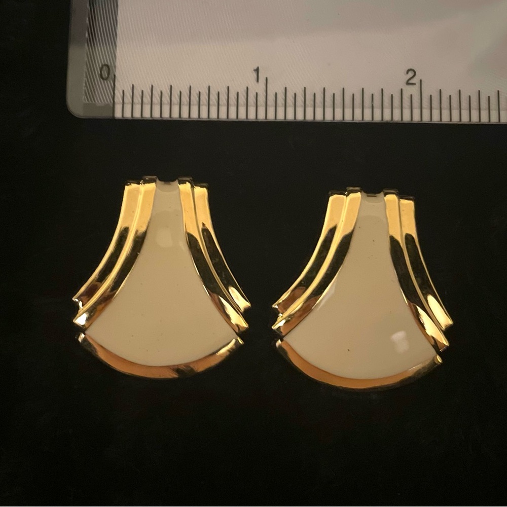 🌸$5/25🌸 - Lady Remington Earrings - Ivory